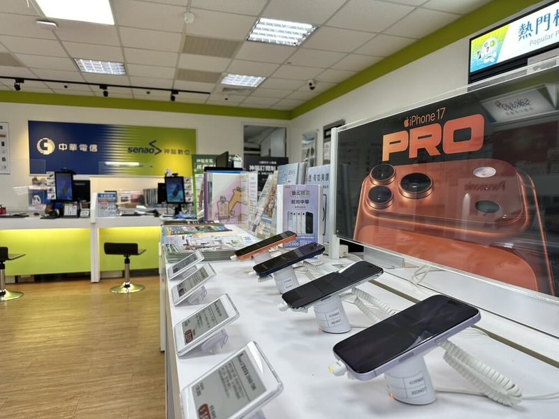 神腦公布2025年暢銷手機排行榜，由蘋果iPhone 16 Pro奪下銷售冠軍。前10大暢銷機型中，Android機款占6席、蘋果占4席。（神腦國際提供）中央社記者曾仁凱傳真　114年12月30日