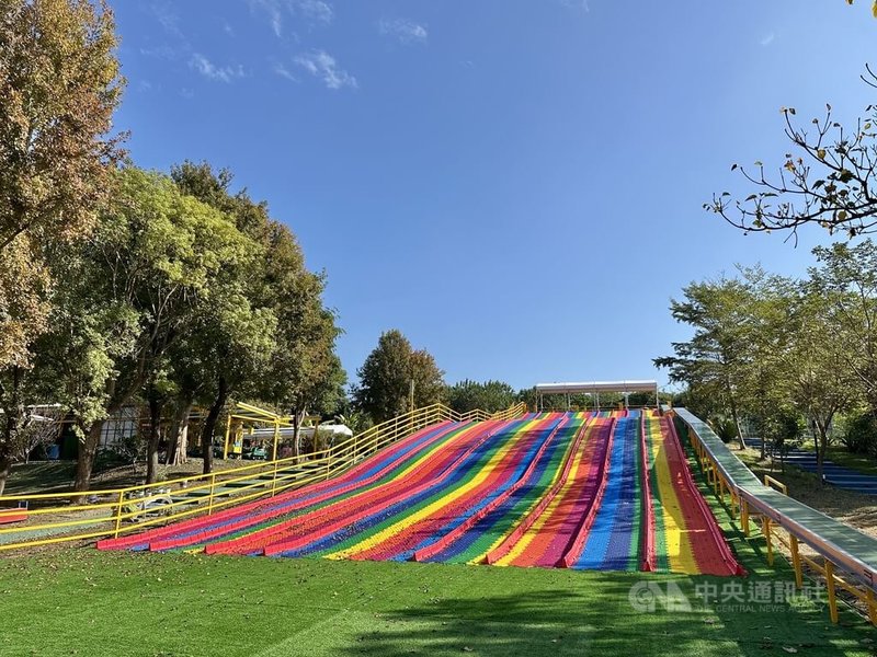 彰化員林百果山探索樂園經數月規劃與整修，預計2026年1月中左右重新開幕，將推出長達70公尺、近1層樓高的彩虹滑道等12項全新遊憩設施。中央社記者鄭維真攝　114年12月30日