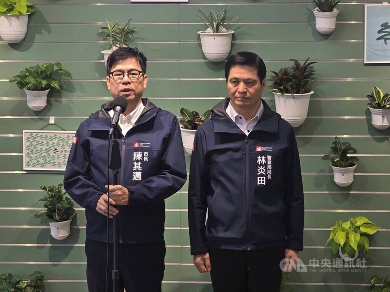 高雄市長陳其邁（左）30日在市政會議上指示市府各單位通力合作，做好環境整潔、動線指引、交通疏導及安全維護等工作。右為高雄市警察局長林炎田。中央社記者蔡孟妤攝　114年12月30日