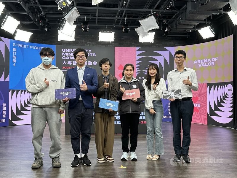 首屆大專智能運動會將於2026年1月5日起連續3天舉辦全國總決賽，晉級德州撲克決賽的政大財政系學生蔡正楠（左）盼藉由賽事，讓德州撲克得以去污名化。中央社記者黎建忠攝　114年12月30日