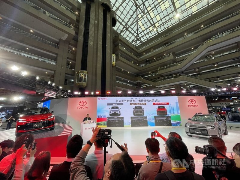 2026台北新車暨新能源車大展將於31日起登場，各大車廠30日舉行預賞及新車發布會。和泰車現場展示TOYOTA改款RAV4車系。 中央社記者鍾榮峰攝　114年12月30日