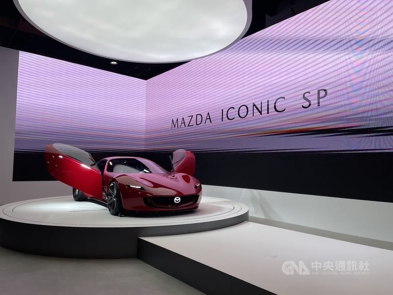 2026台北新車暨新能源車大展將於31日起登場，各大車廠30日舉行預賞及新車發布會。台灣馬自達（MAZDA）展示日本空運來台概念跑車。中央社記者鍾榮峰攝　114年12月30日
