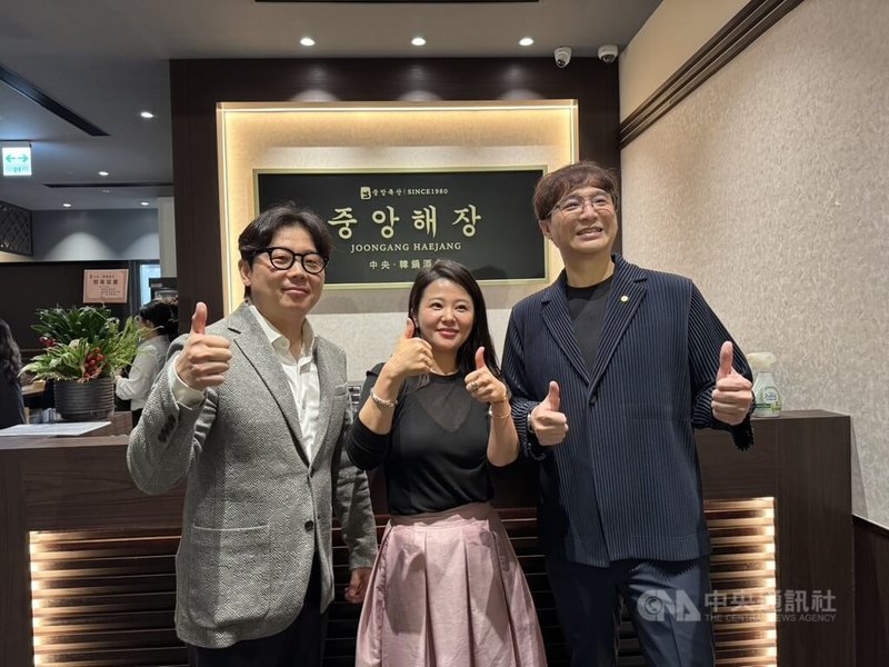 以火鍋起家的築間集團首度跨足品牌代理市場，將韓國45年餐飲品牌引進台灣，築間董事長林楷傑（右）表示，公司積極搶攻韓食市場並提升營運動能。中央社記者江明晏攝　114年12月30日