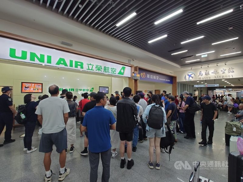 連江縣交通旅遊局協調民航局馬祖航空站開發「線上候補系統App」，民國115年元旦啟用。民眾將可透過手機或電腦等連接至線上候補網站，完成往台灣本島的飛機航班候補登記。圖為旅客於114年7月間滯留南竿機場、等待候補情形。中央社記者潘欣彤攝　114年12月30日