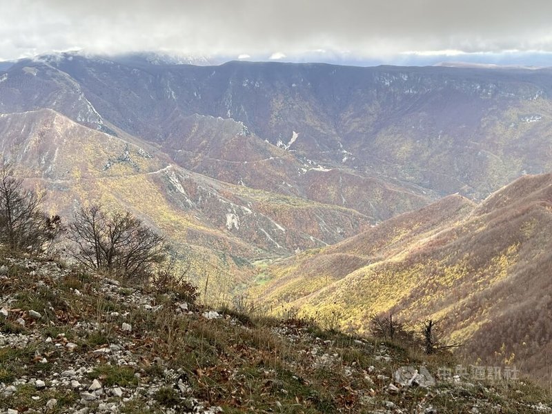 義大利環保聯盟警告，義大利2025年極端天氣事件創下近年第2高紀錄，必須立刻實施更多法規保護美麗的土地。圖為義大利中部美麗山景。中央社記者黃雅詩羅馬攝　114年12月30日