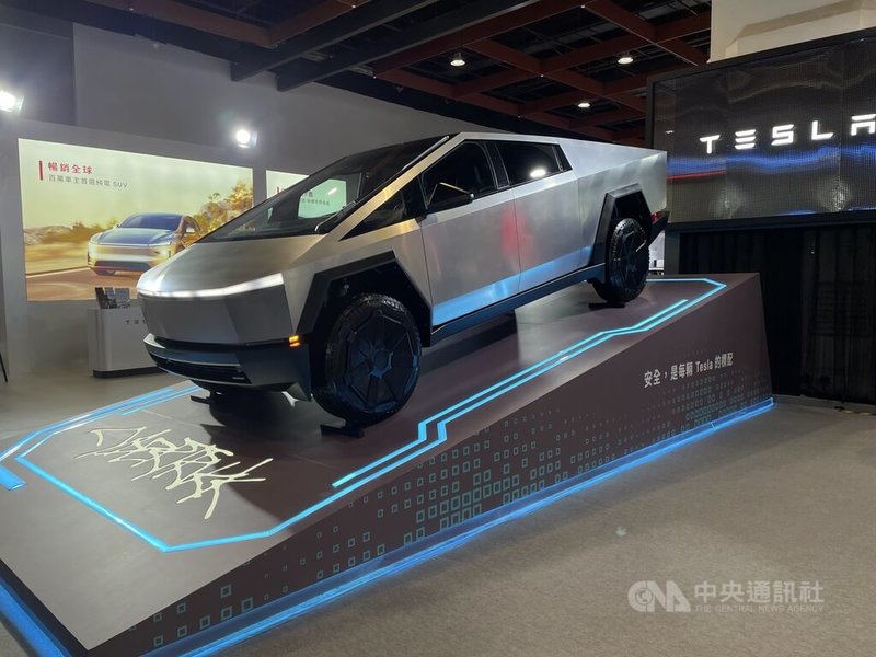 2026台北新車暨新能源車大展將於31日起登場，各大車廠30日舉行預賞及新車發布會。電動車大廠特斯拉（Tesla）參展，純電皮卡Cybertruck現場亮相。 中央社記者鍾榮峰攝　114年12月30日