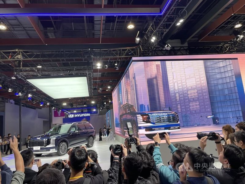 2026台北新車暨新能源車大展將於31日起登場，各大車廠30日舉行預賞及新車發布會。代理現代汽車的南陽實業，現場展示新車款。中央社記者鍾榮峰攝　114年12月30日