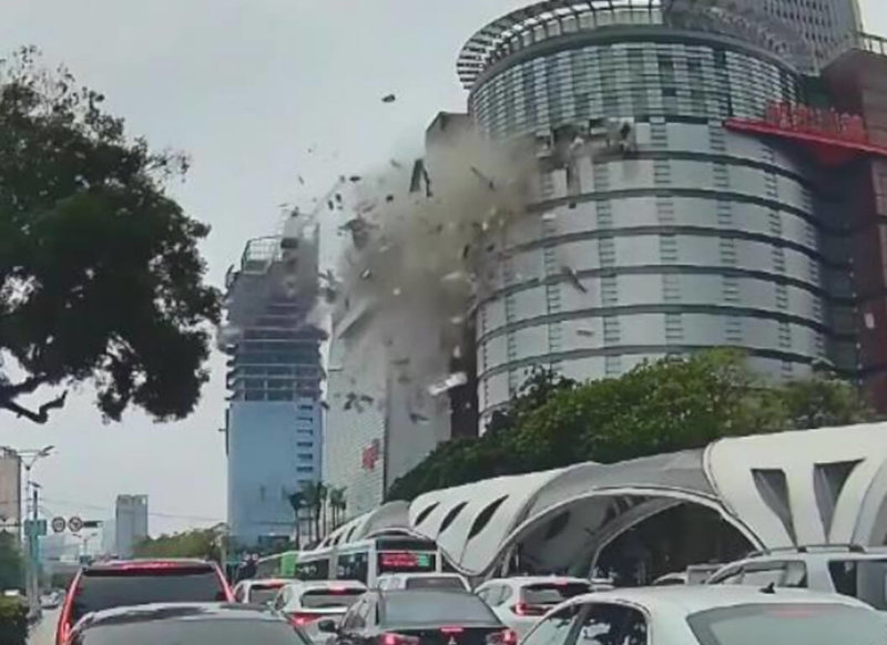 新光三越中港店2月發生氣爆案，釀5死35傷。圖為氣爆當下，12樓外牆碎片往外噴發的狀況。（民眾提供）中央社記者趙麗妍傳真　114年12月30日