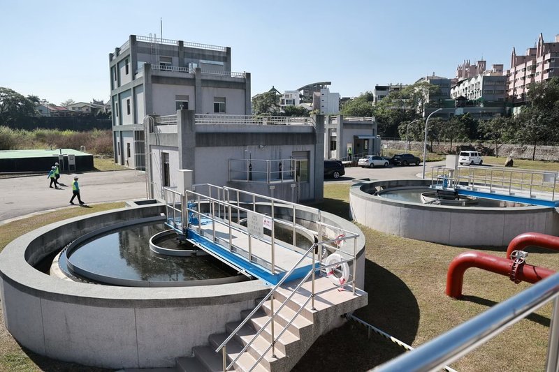 南投縣政府30日辦理竹山鎮水資源回收中心通水典禮，縣府表示，水資中心通水後，每天可處理3000公噸生活污水、5000多戶污水量，有助改善濁水溪流域水質。（南投縣政府提供）中央社記者蕭博陽南投縣傳真　114年12月30日