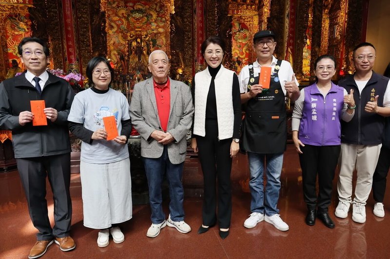 南投縣竹山鎮秀林國小校長楊清豐（左）翻轉偏鄉小校困境，日前榮獲教育部校長領導卓越獎，竹山克明宮主委楊非武（左3）30日亦肯定對偏鄉教育用心付出，南投縣長許淑華（中）出席觀禮。（南投縣政府提供）中央社記者蕭博陽南投縣傳真　114年12月30日