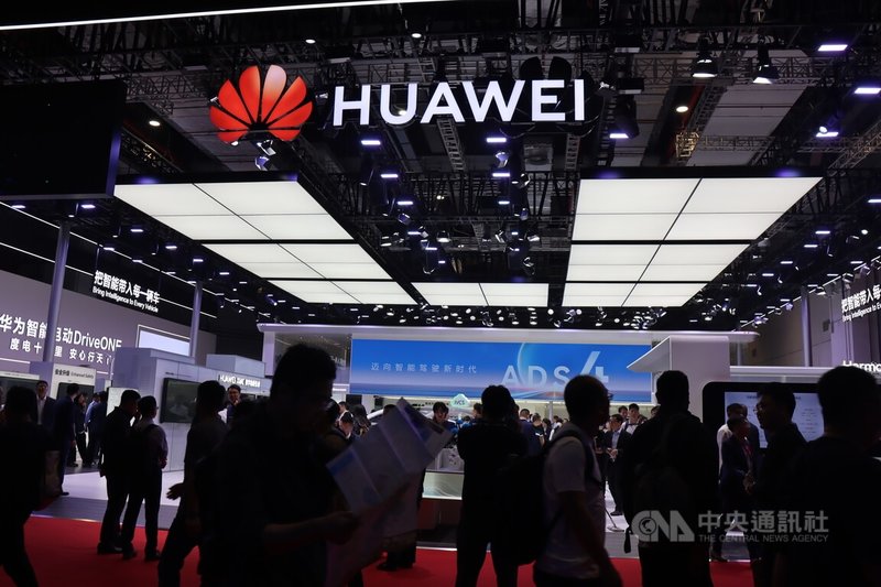 華為的輪值董事長孟晚舟30日在2026新年致辭中說，智慧化變革是華為長期戰略機遇，AI時代新征程已開啟。她並在回顧2025年時，重點提及AI。圖為2025年4月上海車展的華為展位，看板為「邁向智能駕駛新時代」。中央社記者張淑伶上海攝　114年12月30日