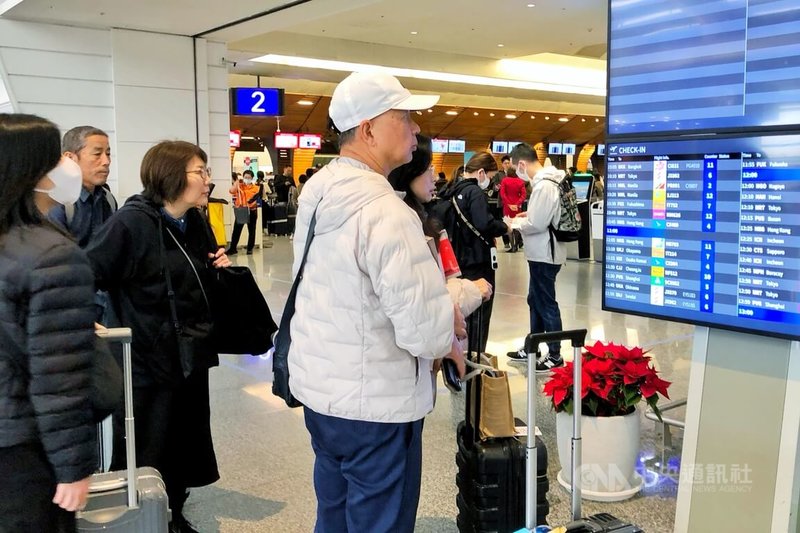桃園國際機場公司30日表示，受中共軍演影響，國際線航班可能延誤；不過截至上午11時止，包括3大國籍航空公司在內的多數航班營運正常。圖為旅客在機場查看航班資訊。中央社記者吳睿騏攝　114年12月30日