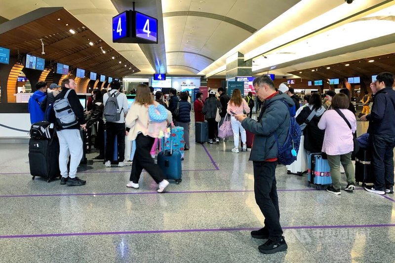 桃園國際機場公司30日表示,受中共軍演影響,桃園國際機場國際線航班可能延誤,提醒旅客與接機民眾主動確認最新航班動態。中央社記者吳睿騏攝 114年12月30日