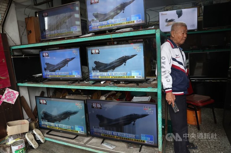 中共對台軍演，國防部指出，自30日上午9時起共軍福建地區遠火部隊針對其所劃設北部目標區進行一波實彈射擊，落彈區散布在台灣24浬線周邊，國軍以聯合兵、火力系統，嚴密追監應處。圖為台北市萬華區一家二手電視商家播放相關新聞。中央社記者吳家昇攝　114年12月30日