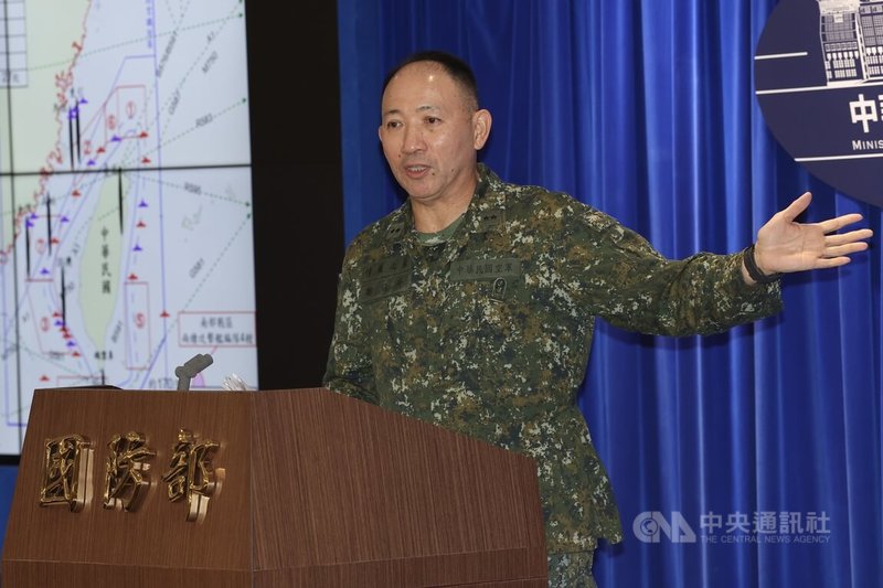 中共發動對台軍演，國防部30日傍晚舉行臨時記者會，參謀本部情報參謀次長室次長謝日升（圖）會中說明，共軍於上午9時至下午1時，由福建平潭、石獅區域，向台灣北部、西南海域射擊共2波次多管火箭，計27枚。中央社記者吳家昇攝　114年12月30日