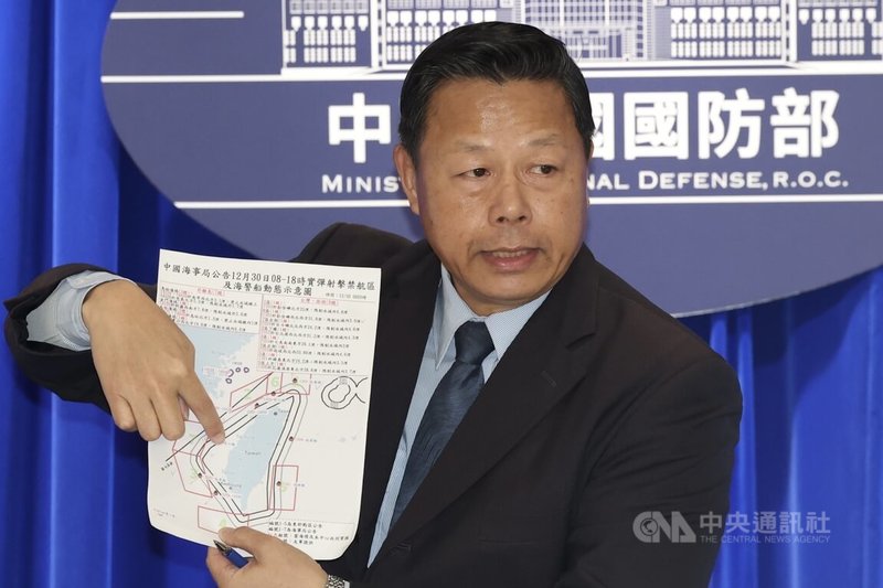 國防部30日傍晚舉行臨時記者會，針對中共軍演說明國軍應處作為等，現場由海委會海巡署副署長謝慶欽（圖）說明中國海警船相關動態等資訊。中央社記者吳家昇攝　114年12月30日