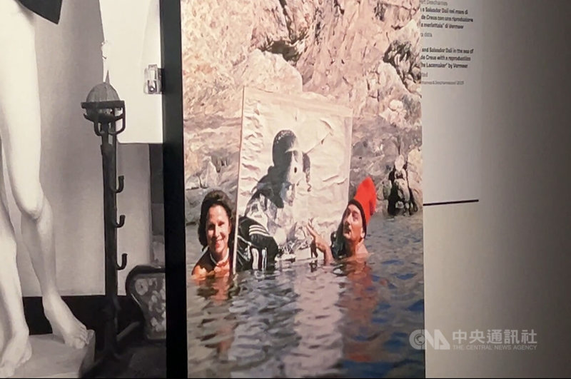 達利對荷蘭畫家韋梅爾一幅「花邊女工」畫作如癡如醉，不僅畫了多幅模仿作品，展場照片顯示，達利連去海邊也不忘舉著這幅複製畫像拍照。中央社記者黃雅詩羅馬攝　114年12月30日