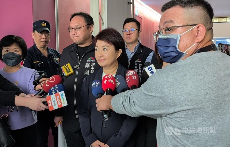 中共昨天宣布對台軍演，台中市長盧秀燕（中）30日上午出席市政會議前接受媒體聯訪表示，任何危害2300萬人民生命財產的行為，都予以強烈的反對、嚴厲的譴責。中央社記者郝雪卿攝  114年12月30日