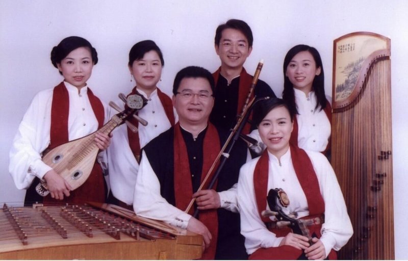 慶祝成立35週年，采風樂坊2026年1月將推出「隧道口的陽光」音樂會，創團團員包含柳琴演奏家梁燕萍（左起）、揚琴演奏家李采菱、胡琴演奏家黃正銘、笛演奏家吳宗憲、琵琶演奏家林慧寬以及古箏演奏家葉娟礽將再度齊聚共演。（采風樂坊提供）中央社記者趙靜瑜傳真  114年12月30日