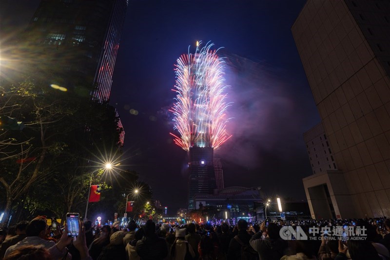 新年即將到來活動多，疾管署提醒，預估最快2週後流感疫情就會再進流行期，2月中旬達高峰，籲高風險族群盡快接種疫苗，獲得足夠保護力。（中央社檔案照片）