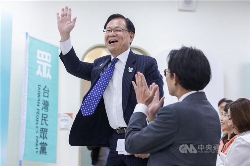 圖為民眾黨24日提名立委張啓楷（中）參選嘉義市長。（中央社檔案照片）