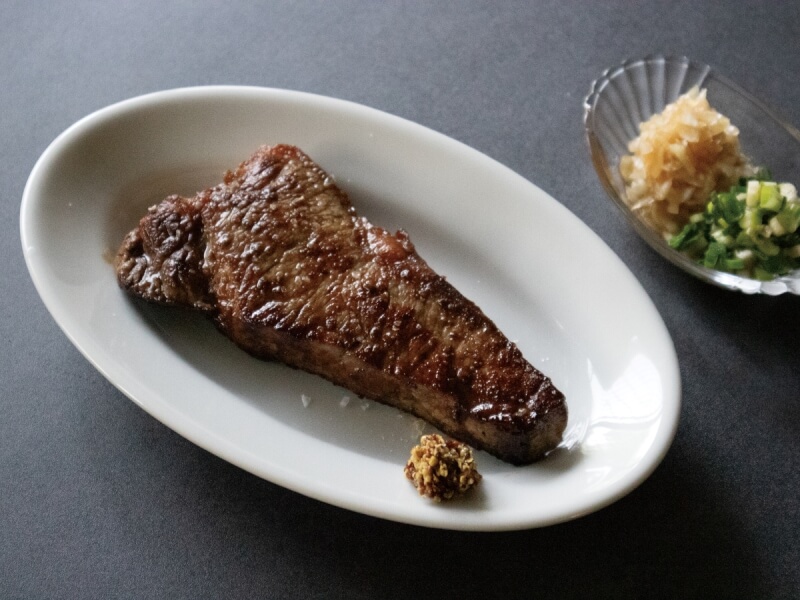 自己煎牛排要好吃，要懂得選擇部位與厚度，比較容易掌控熟度。（新經典文化提供）