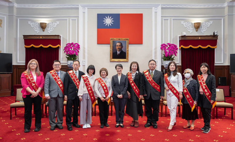 副總統蕭美琴（中）30日接見「社團法人中華慈光愛心會第28屆大愛獎得獎人及其身心障礙子弟」。（總統府提供）中央社記者葉素萍傳真　114年12月30日