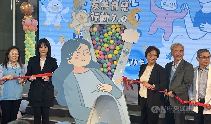 彰化縣政府30日上午在縣府中庭舉辦「友善育兒行動3.0」啟動記者會，彰化縣長王惠美（右3）宣布，縣府將推出好孕卡，可讓孕婦每完成1次產檢，即可獲得500元的電子票證補助，最多14次。中央社記者吳哲豪彰化攝　114年12月30日