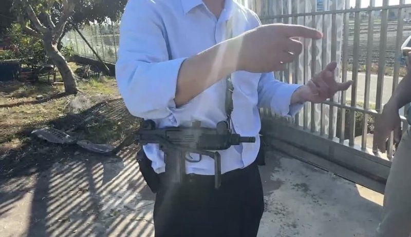 屏東縣警察局東港分局30日表示,員警上午持屏東地檢署拘票及法官核發搜索票前往拘提涉嫌槍砲案件犯嫌,由於涉案李姓男子長期擁槍自重,曾有2次拒捕情形,為求慎重及安全起見,員警出任務皆配備衝鋒槍及90手槍。(民眾提供)中央社記者李卉婷傳真 114年12月30日