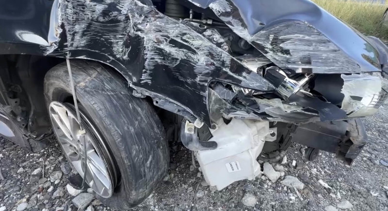 屏東縣警察局東港分局30日偵辦一起槍砲案件，犯嫌拒捕竟開車亂竄、衝撞員警，犯嫌車輛也因為撞擊導致車頭近乎全毀，可見撞擊力道之大。（民眾提供）中央社記者李卉婷傳真　114年12月30日