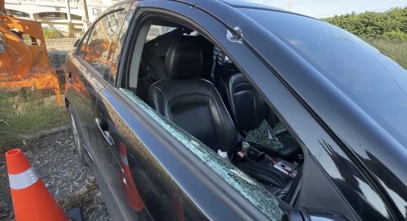 屏東縣警察局東港分局30日偵辦一起槍砲案件，犯嫌拒捕衝撞警車，警方開了10多槍回擊，最後破窗將其逮捕。（民眾提供）中央社記者李卉婷傳真　114年12月30日