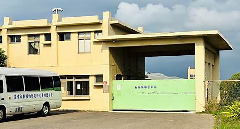 為了防範國際口蹄疫、豬瘟、非洲豬瘟及其他豬傳染病威脅，農業部防檢署提升觀音檢疫站生物安全措施，將疫病檢測項目由7項擴增為12項。圖為防檢署桃園分署觀音檢疫站種豬隔離設施出入口。（防檢署提供）中央社記者吳欣紜傳真　114年12月30日