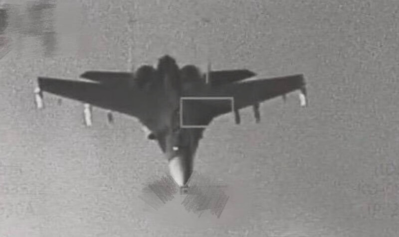 中共29日宣布對台軍演，國防部披露F-16V戰機透過「狙擊手先進標定莢艙」監控中共殲16戰機畫面。（國防部提供）中央社記者游凱翔傳真　114年12月29日