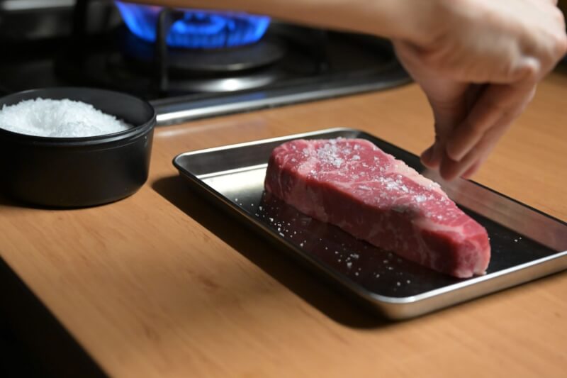 牛排是帶有奢華感的食材，但只要掌握基本原則，在家也能做出米其林等級的料理。（新經典文化提供）