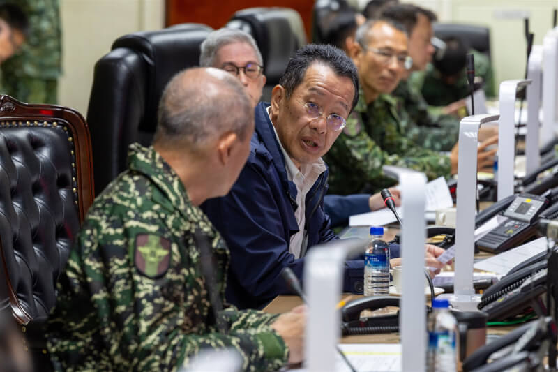 中共對台軍演，國防部長顧立雄（左2）率重要幹部於聯合作戰指揮中心全程掌握。（國防部提供）中央社記者游凱翔傳真　114年12月30日