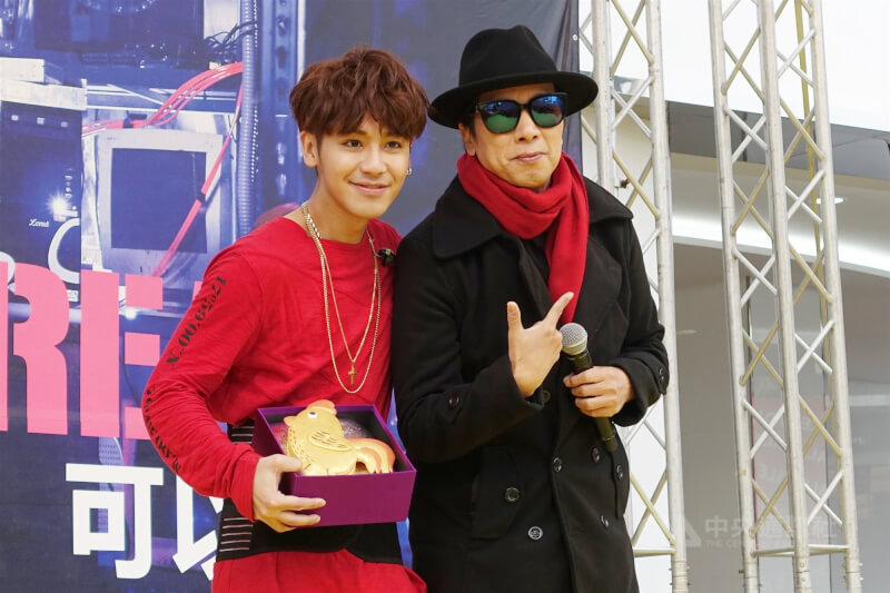 2017年歌手鼓鼓（左）舉行簽唱會，藝人曹西平現身站台。（中央社檔案照片）