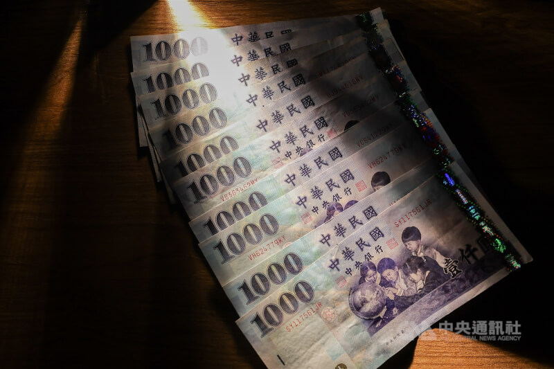 立法院會30日三讀修正通過「詐欺犯罪危害防制條例」部分條文，嚴懲高額詐欺犯罪、提高詐騙刑責。圖為新台幣紙鈔。（中央社檔案照片）