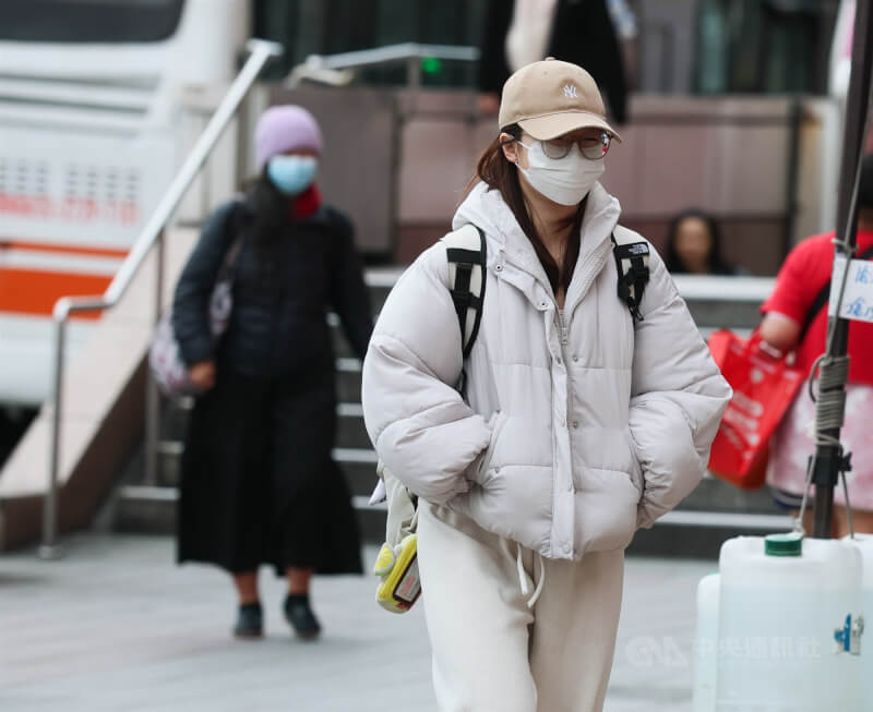 氣象署30日表示元旦至1月4日強烈大陸冷氣團南下，中部以北平地低溫探攝氏6到10度。圖為台北市中正區外出民眾做好保暖準備。（中央社檔案照片）