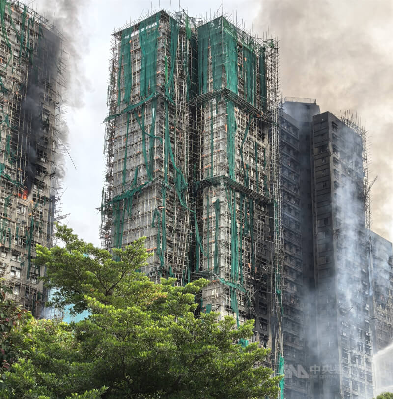 香港歷來最為嚴重之一的大埔宏福苑大火，自26日下午焚燒至今仍未完全撲滅，圖為27日早上10時，屋苑仍冒出大量濃煙，個別住房仍在焚燒。中央社記者張謙香港攝　114年11月27日