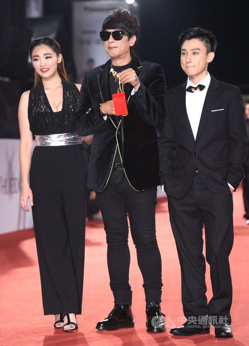 曹西平（中）2015年出席第50屆電視金鐘獎頒獎典禮星光大道。（中央社檔案照片）