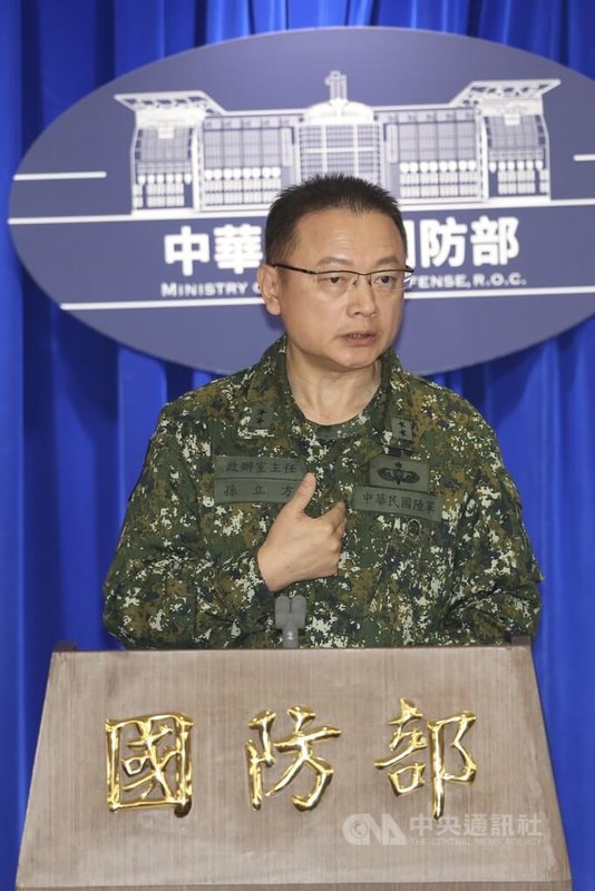 中共對台軍演引發關注，國防部政辦室主任孫立方（圖）30日傍晚主持臨時記者會，會中邀請相關單位代表說明國軍應處作為，回應媒體相關提問。中央社記者吳家昇攝　114年12月30日