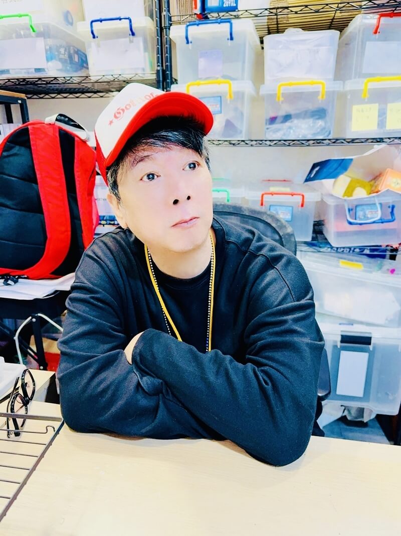 資深藝人曹西平自1982年出道，有「熱情的姑娘」等歌曲代表作，近年多參與談話或綜藝節目演出，並活耀於社群網站與粉絲互動。（圖取自曹西平臉書粉絲專頁facebook.com）