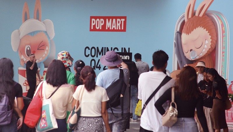 POP MART新加坡門市多坐落在百貨公司或商場，常見排隊人潮。