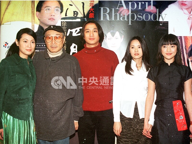 公共電視年度大戲「人間四月天－徐志摩的愛情故事」在台北國聯飯店舉行記者會，演員包括周迅（右起）、伊能靜、黃磊、郎雄、劉若英。中央社記者鄭傑文攝 88年12月29日