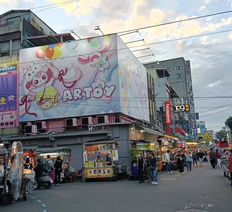 宜蘭縣115年度公告土地現值及公告地價已經宜蘭縣地價及標準地價評議委員會評議完畢，將於元旦正式公告，位於羅東鎮民權路93號的羅東夜市街角（圖）每坪達新台幣150.3萬元，再度蟬聯宜蘭縣地王。（宜蘭縣政府提供）中央社記者沈如峰宜蘭縣傳真　114年12月30日