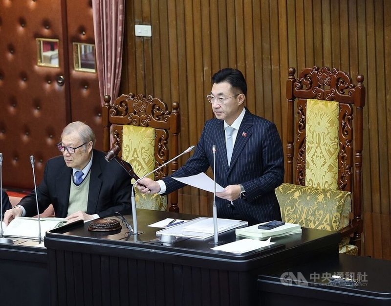 立法院副院長江啟臣（右）30日主持院會，三讀修正通過勞保條例，將政府撥補法制化，明定若遇當年度保費收入少於支出情形，中央政府應有適當經費撥入或補助。中央社記者郭日曉攝　114年12月30日