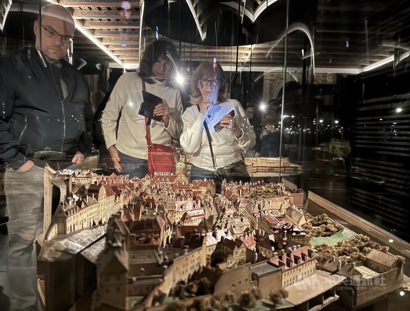 布拉格城市博物館主館經歷5年整修後,於12月上旬重新亮相。館內珍貴藏品「布拉格模型」,由紙張手工精製而成,細膩展現19世紀布拉格寧靜迷人的街景與建築細節。中央社記者劉郁葶布拉格攝 114年12月31日