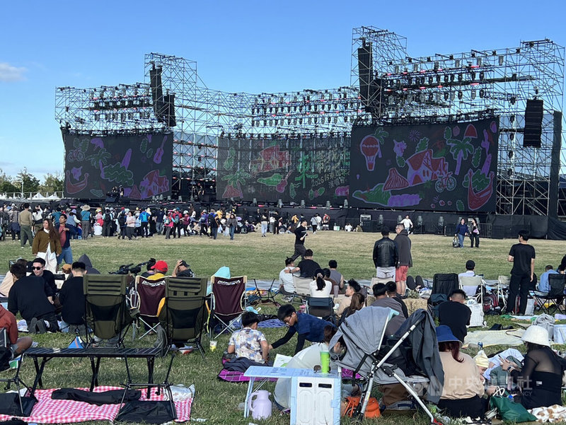 2026台東跨年晚會「東！帶我走」31日下午起展開，活動開始前，舞台前方搖滾區已陸續湧入人潮。中央社記者盧太城台東攝　114年12月31日