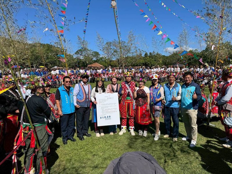 普悠瑪部落31日在卑南文化公園舉行年祭，台東縣長饒慶鈴（前排右6）送來部落禮物，同意讓部落試辦資源共管、共同參與土地治理。（台東縣政府提供）中央社記者盧太城台東傳真　114年12月31日