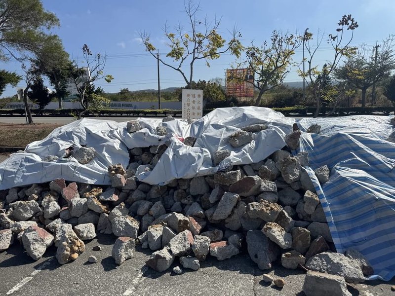 台中市沙鹿區綠地停車場遭堆置營建廢棄物，多個停車格被防水帆布覆蓋，底下堆滿石塊與工程廢料，形同停用。（楊典忠提供）中央社記者趙麗妍傳真　114年12月31日